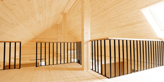 Innenansicht des Dach- und Grundmoduls in Holzbauweise von einer Zwischenebene aus betrachtet