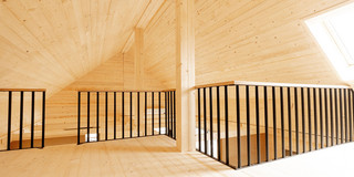 Innenansicht des Dach- und Grundmoduls in Holzbauweise von einer Zwischenebene aus betrachtet