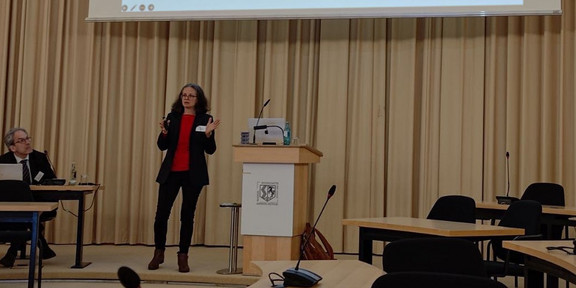 Prof. Madeo beim Vortrag