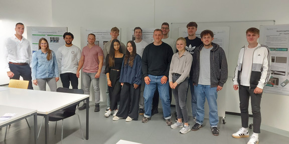 Prof. Orlowsky und Dr. Algernon mit Studierenden