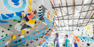 kletternde Menschen in der Boulderwelt