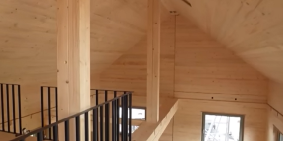 Innenansicht des Dach- und Grundmoduls in Holzbauweise von einer Zwischenebene aus betrachtet