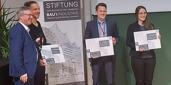 Foto der drei Preisträger:innen bei der Übergabe der Urkunden durch die Jury der Stiftung