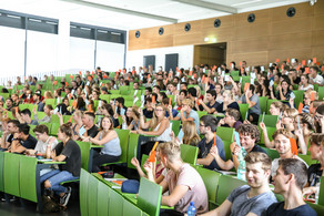 Students sitting in a lecture in the lecture hall.